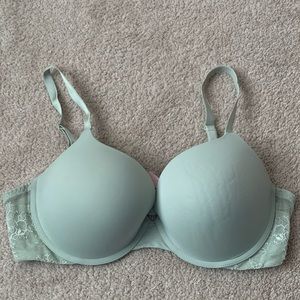 Victoria’s Secret Bra (38D)